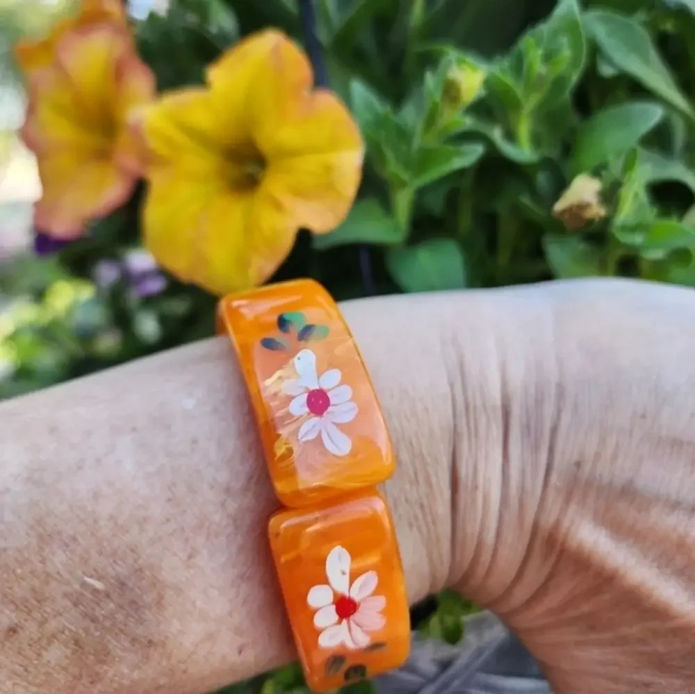 Vintage Hand‎ Painted rare bakelite bangle